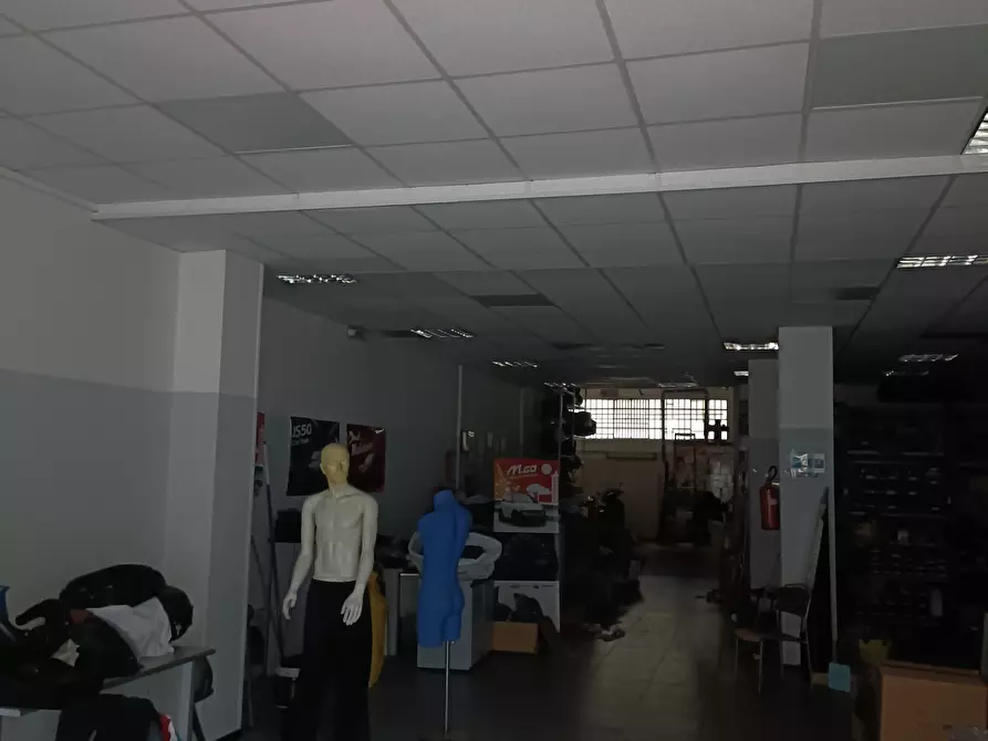 Immagine 30 di Locale commerciale in vendita  in Via Tullio Molteni 7R 9R a Genova