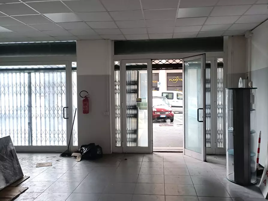 Immagine 14 di Locale commerciale in vendita  in Via Tullio Molteni 7R 9R a Genova