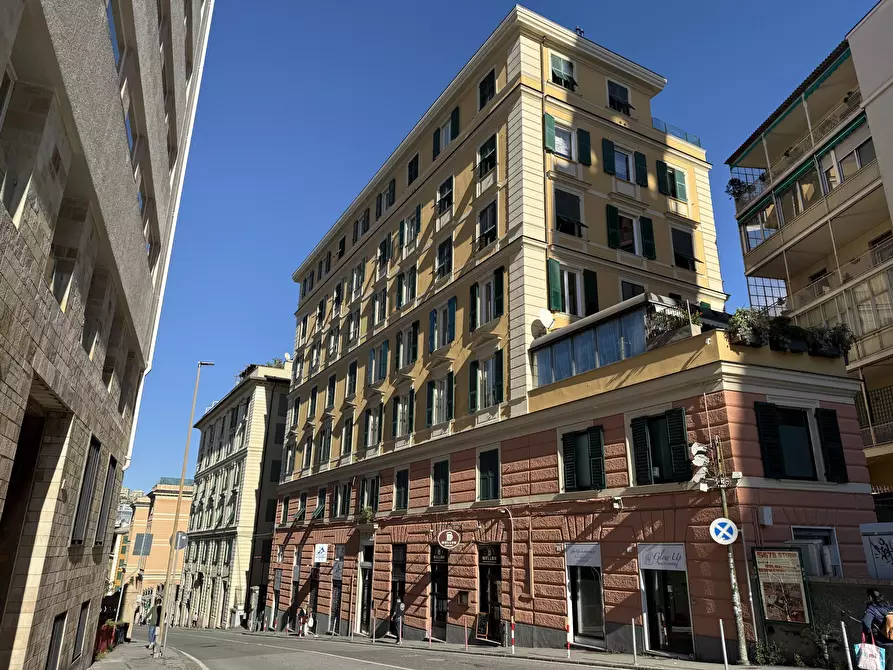 Immagine 1 di Pentalocale in vendita  in Via Fieschi a Genova