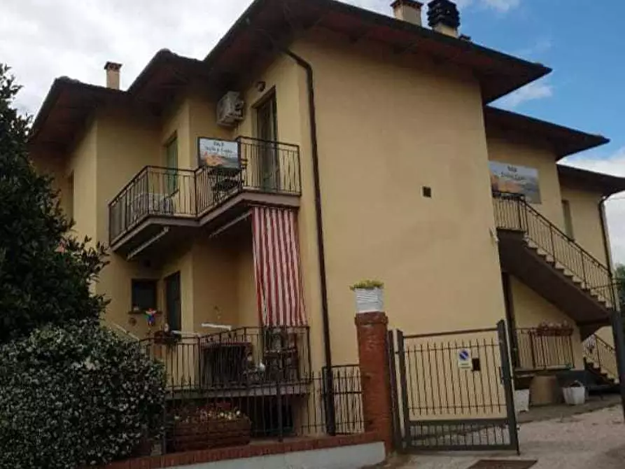 Immagine 1 di Porzione di casa in vendita  a Castiglione Del Lago