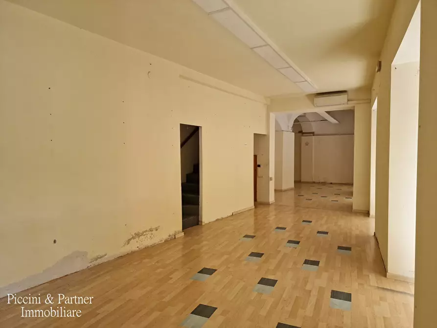 Immagine 3 di Locale commerciale in vendita  in Via del Popolo 2 a Città Di Castello