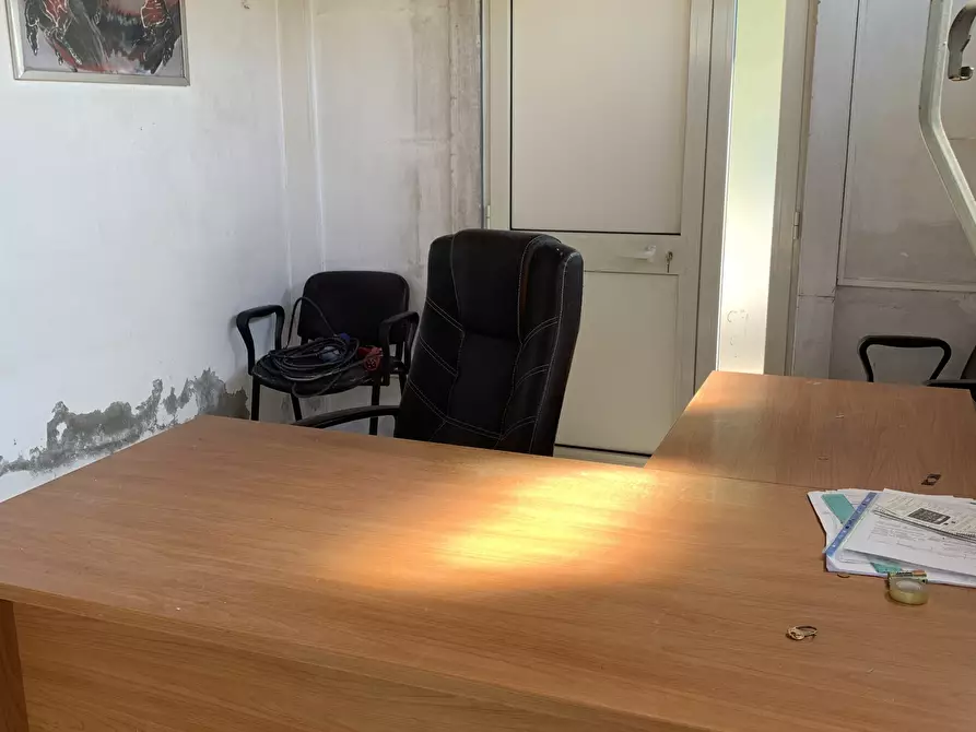Immagine 2 di Attività artigianale in affitto  a Pietrasanta