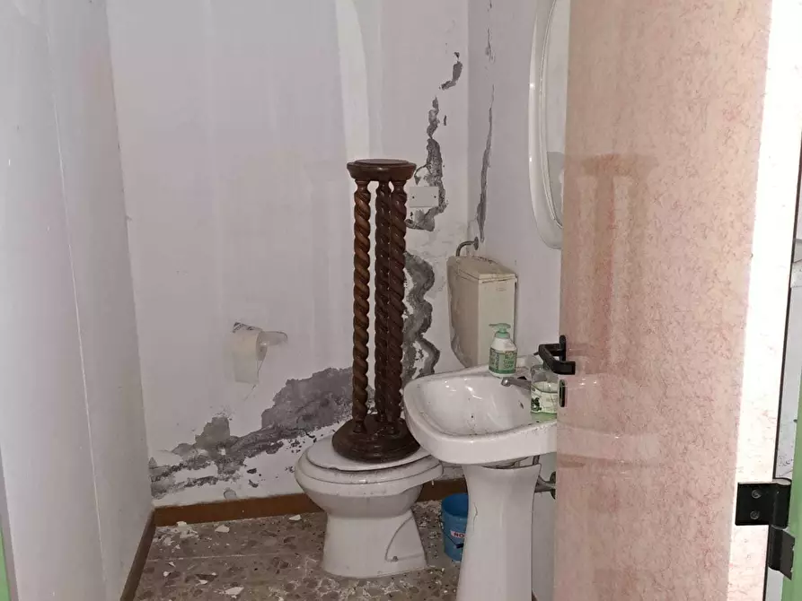 Immagine 9 di Locale commerciale in vendita  in strada per lanciano 65 a Santa Maria Imbaro