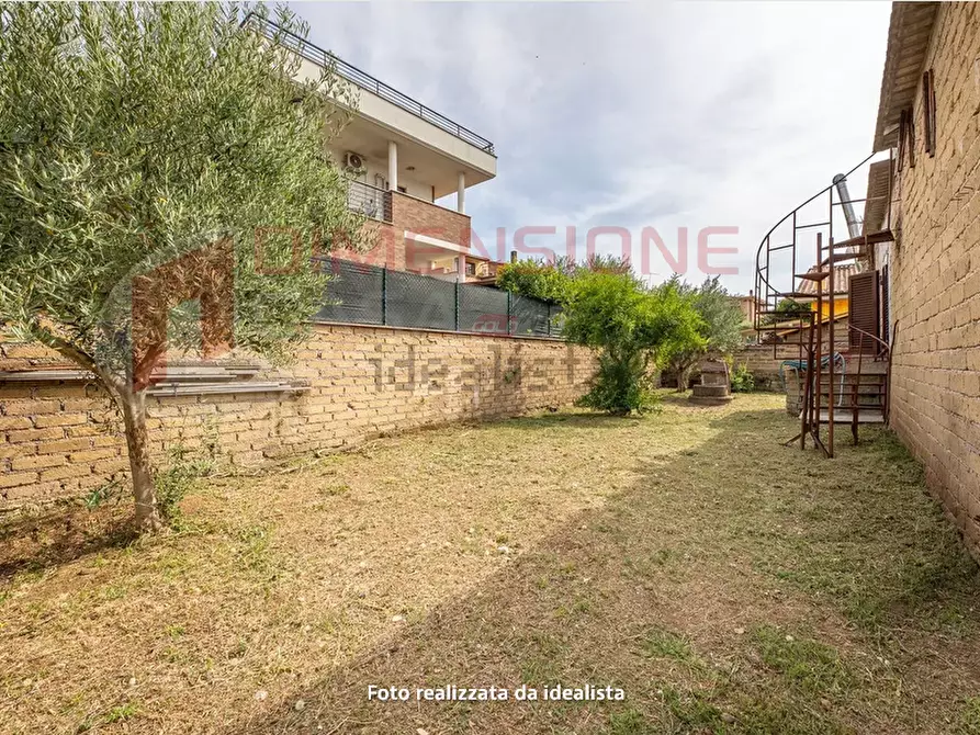 Immagine 24 di Trilocale in vendita  in Via Polverigi a Roma