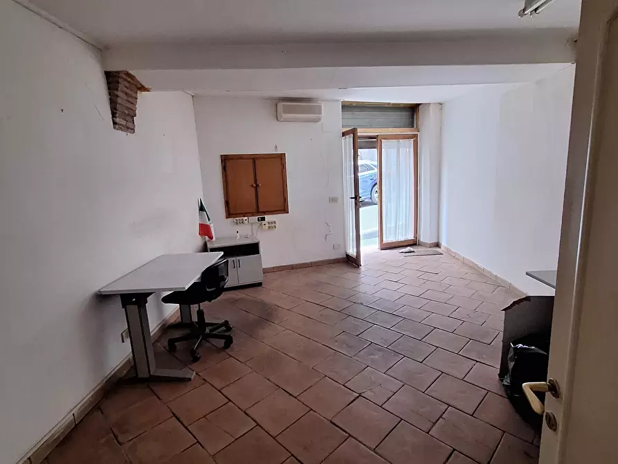 Immagine 11 di Locale commerciale in vendita  in Corso Umberto I 75 a Morlupo