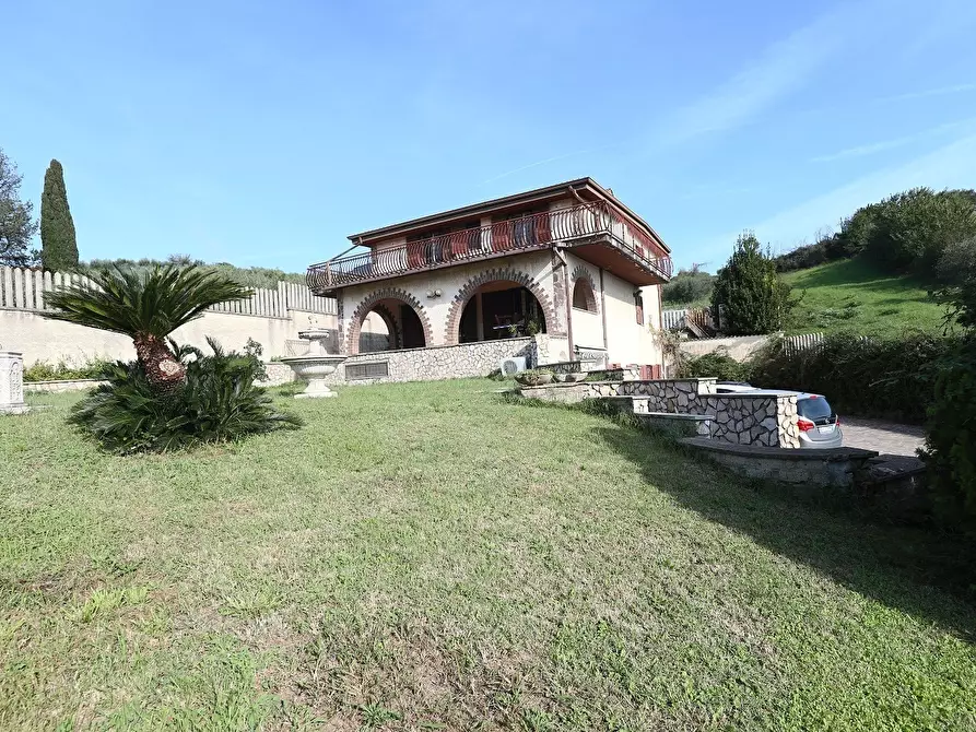 Immagine 1 di Villa in vendita  in Via Lago di Nemi a Fonte Nuova