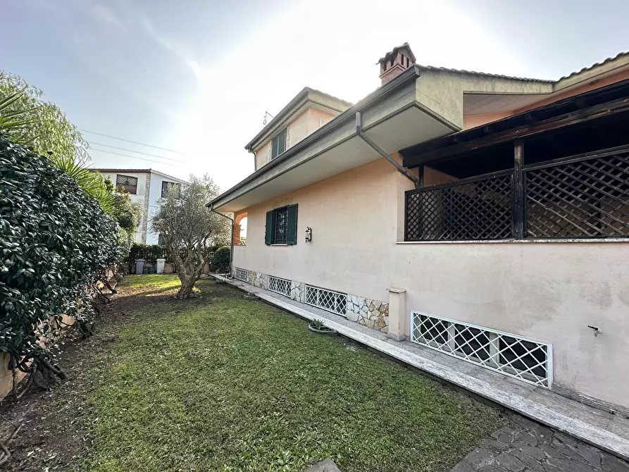 Immagine 3 di Casa trifamiliare in vendita  in Via Svetonio 73 a Guidonia Montecelio