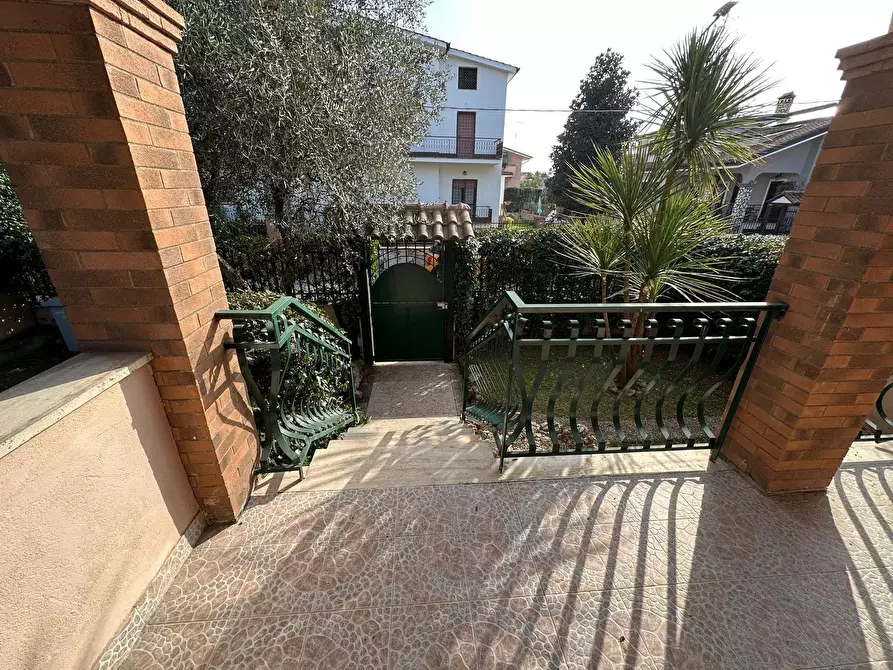 Immagine 8 di Casa trifamiliare in vendita  in Via Svetonio 73 a Guidonia Montecelio