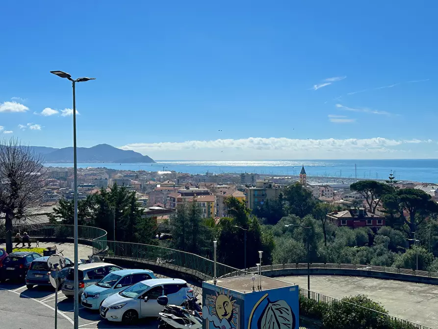 Immagine 1 di Pentalocale in vendita  a Chiavari