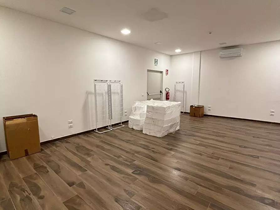 Immagine 2 di Laboratorio in vendita  in Via Castonella a Campi Bisenzio