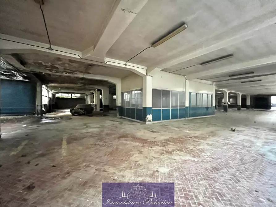 Immagine 10 di Garage in vendita  in Via Baracca a Firenze