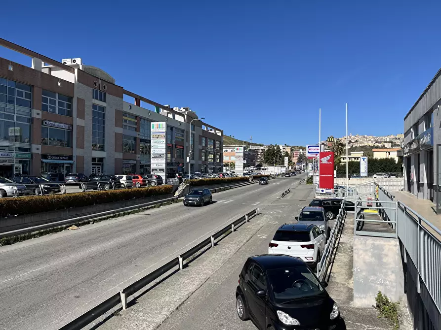 Immagine 18 di Locale commerciale in affitto  in Viale Lucrezia della Valle 46 a Catanzaro