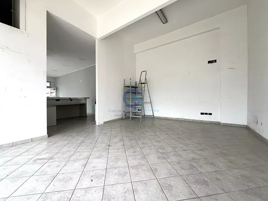 Immagine 3 di Locale commerciale in affitto  in Viale Crotone 237 a Catanzaro