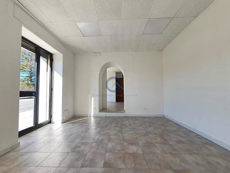 Immagine 2 di Locale commerciale in affitto  in Viale degli Angioini 93 a Catanzaro