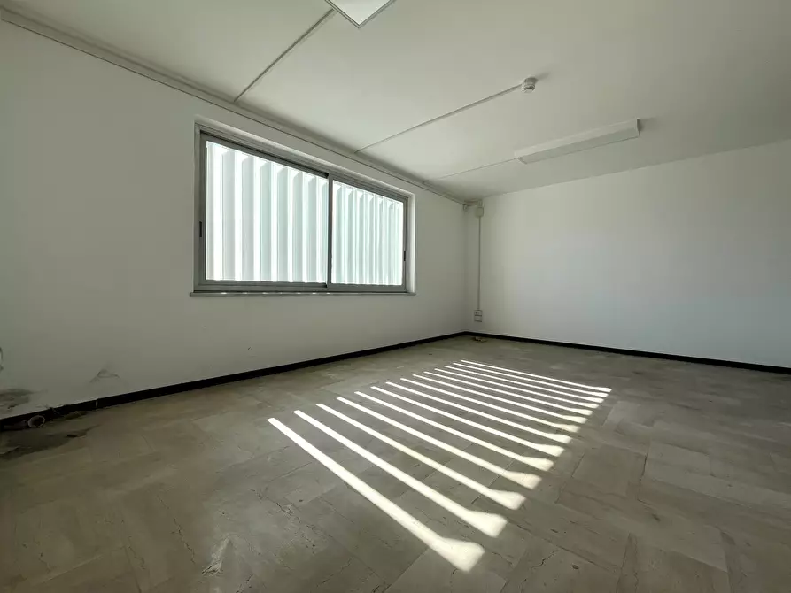 Immagine 11 di Locale commerciale in affitto  in Viale Lucrezia della Valle 46 a Catanzaro