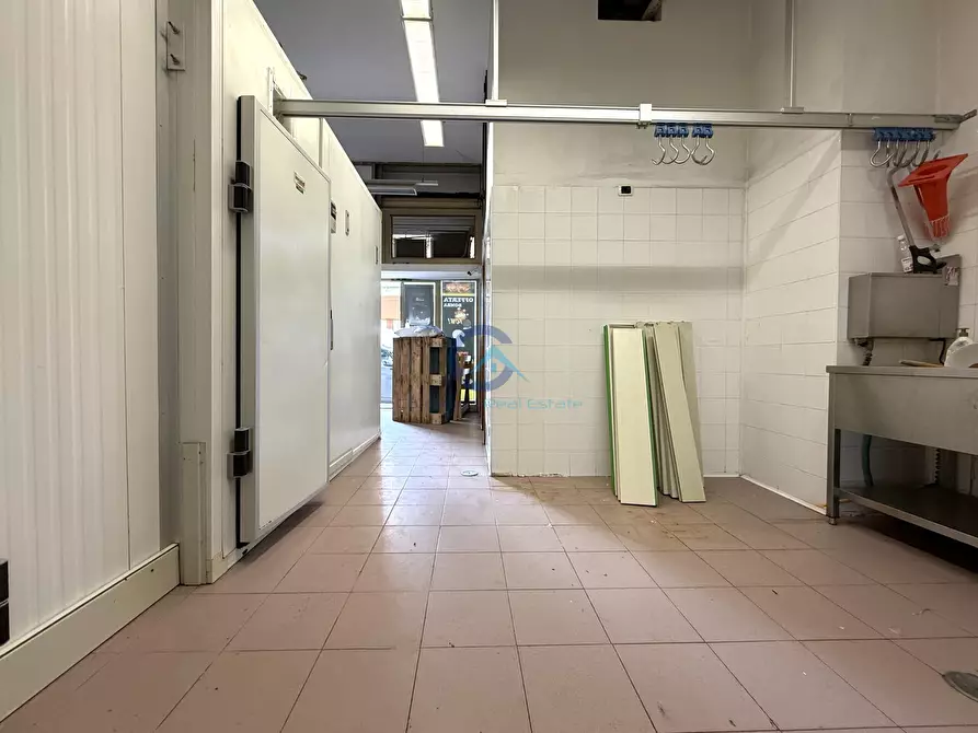 Immagine 8 di Locale commerciale in vendita  in Viale Magna Grecia 298 a Catanzaro