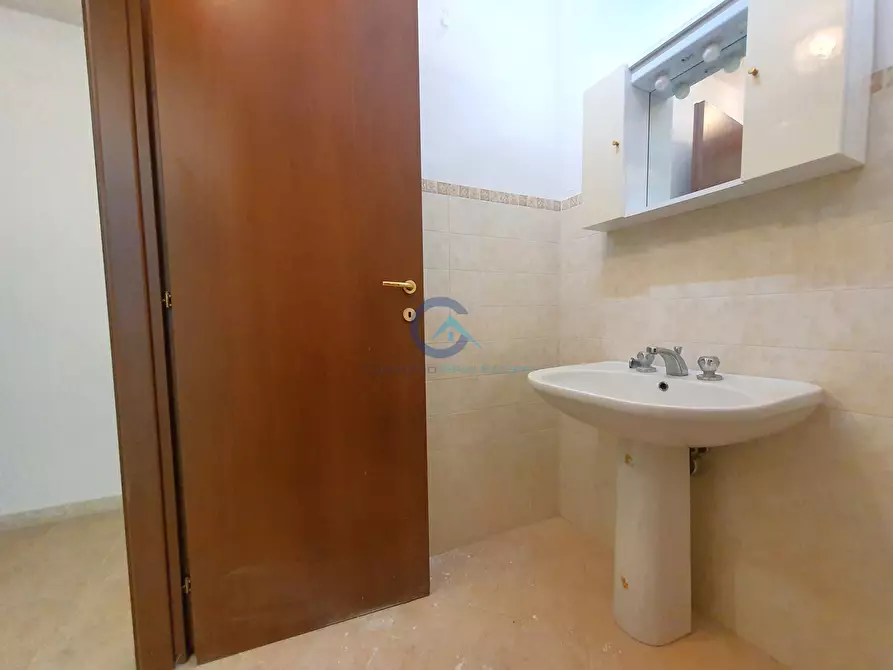 Immagine 7 di Locale commerciale in affitto  a Catanzaro