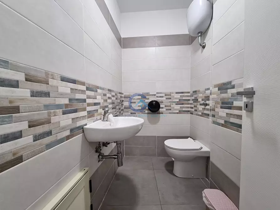 Immagine 12 di Locale commerciale in vendita  a Catanzaro