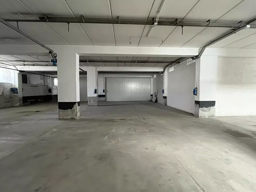 Immagine 9 di Magazzino in affitto  in Viale della Valle Lucrezia 50 a Catanzaro