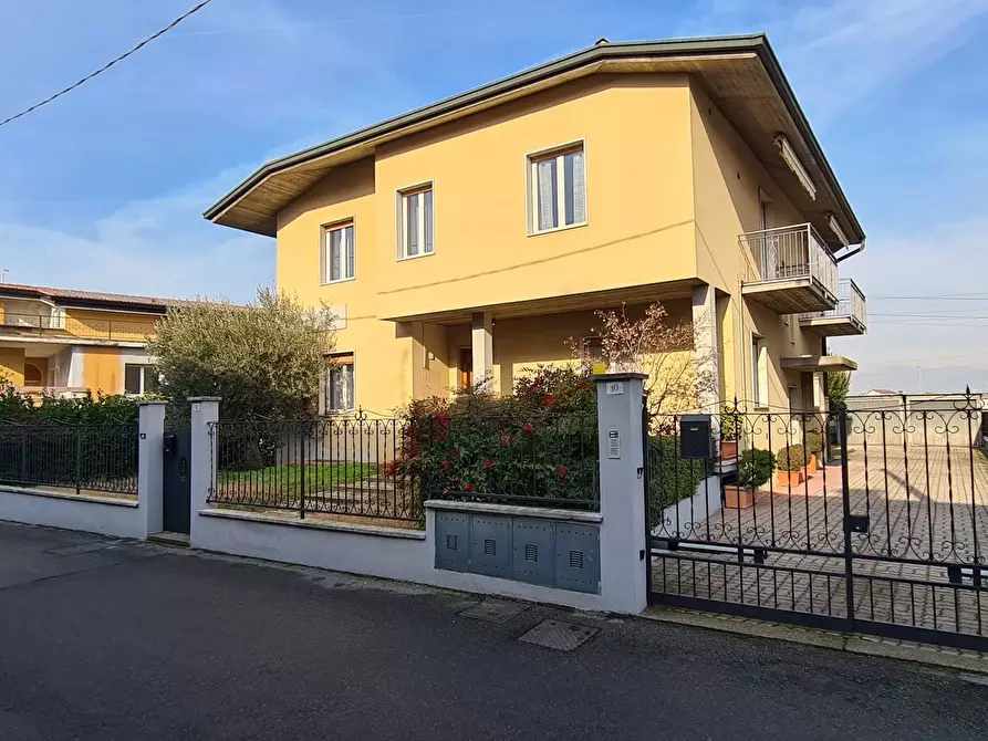 Immagine 1 di Casa trifamiliare in vendita  in Via Cadorna 10 a Borgosatollo