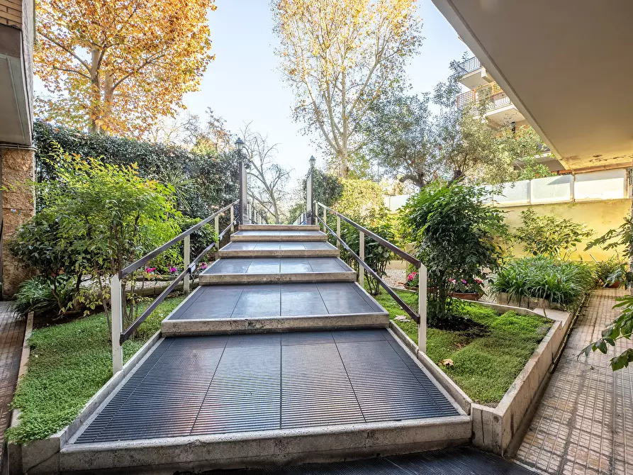 Immagine 32 di Trilocale in vendita  in Via Pietro Mascagni a Roma