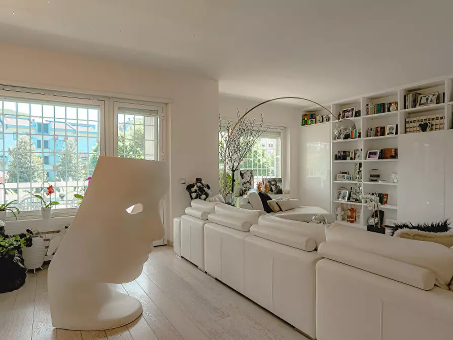 Immagine 21 di Pentalocale in vendita  in Via Misurina a Roma