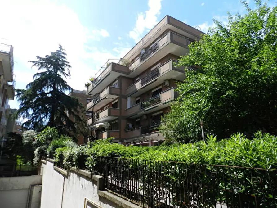 Immagine 1 di Garage in affitto  in Via Dino Frescobaldi a Roma