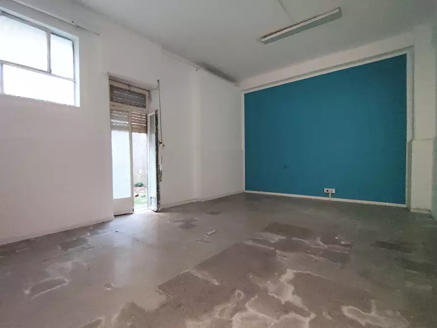 Immagine 6 di Magazzino in vendita  in Via Passo del Furlo 31 a Roma