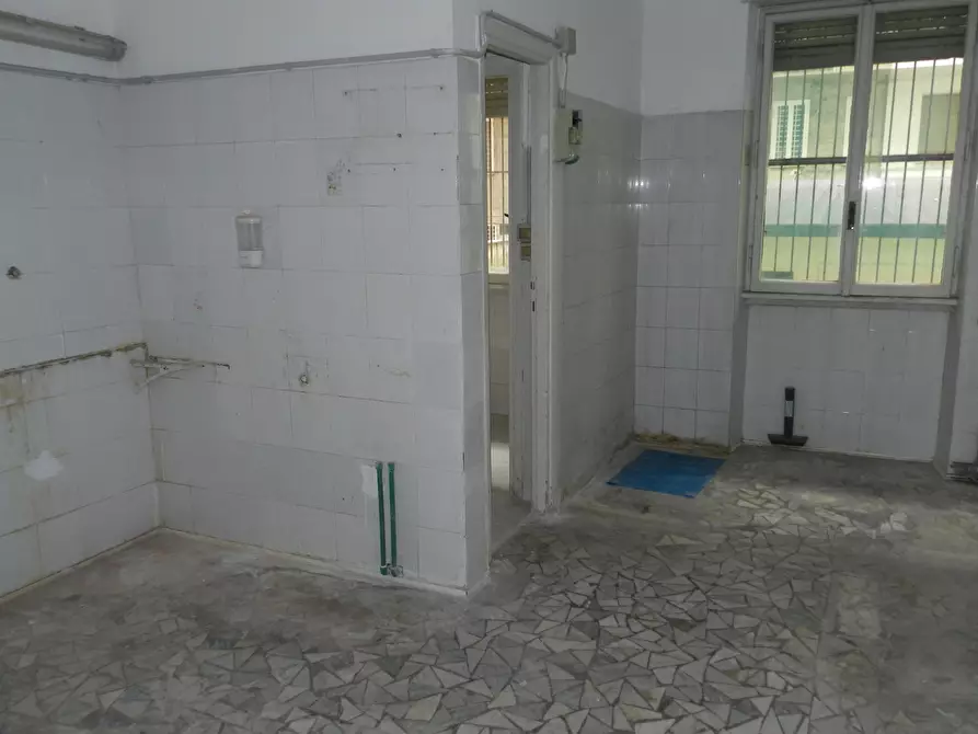 Immagine 6 di Locale commerciale in affitto  in Via dei Campi Flegrei 47 a Roma