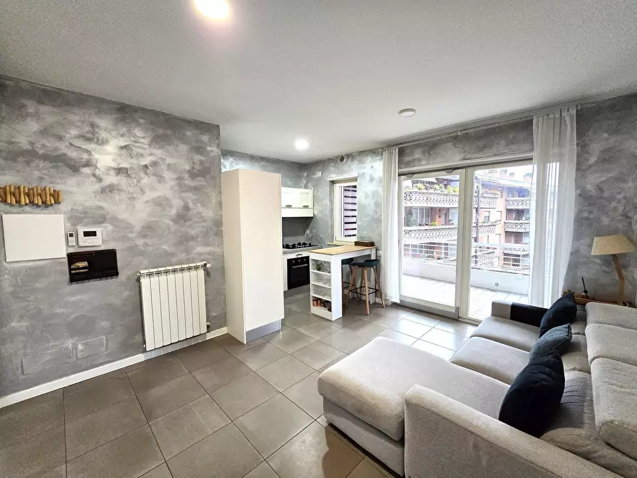 Immagine 1 di Bilocale in vendita  in Via Guglielmo Petroni 38 a Roma