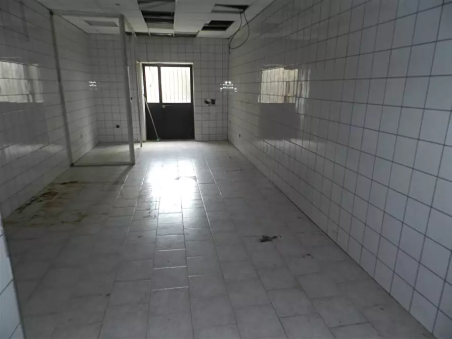 Immagine 12 di Locale commerciale in affitto  in Via dei Castani a Roma