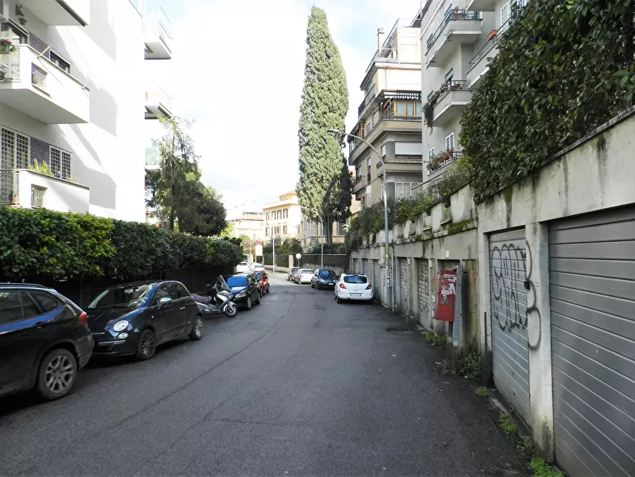 Immagine 12 di Magazzino in vendita  in Via Passo del Furlo 31 a Roma