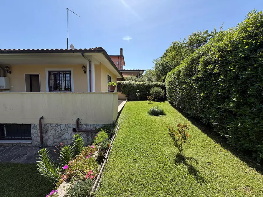 Immagine 4 di Villa in vendita  a Castelnuovo Di Porto