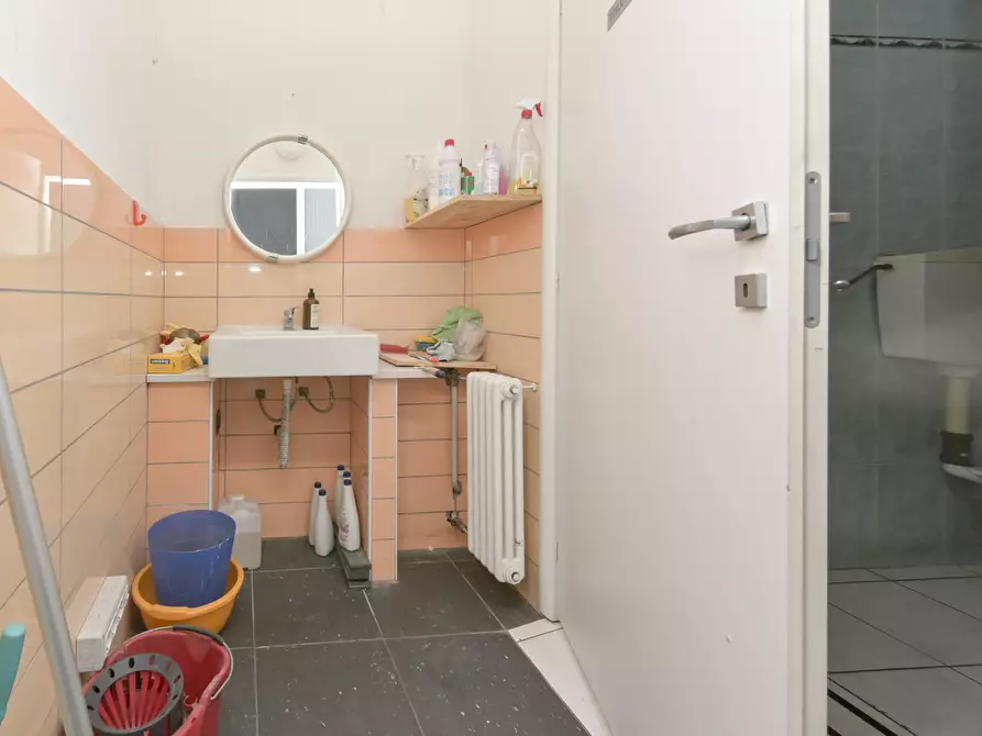 Immagine 20 di Locale commerciale in vendita  in via emanuel 22 a Torino