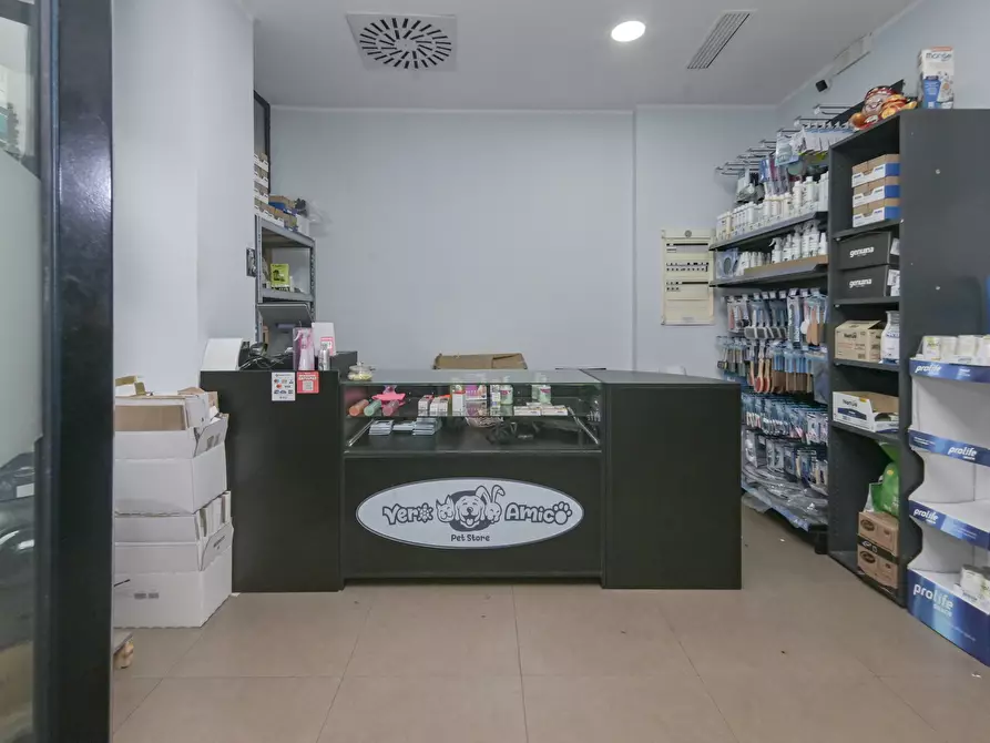 Immagine 8 di Locale commerciale in affitto  in piazza respighi 5 a Torino