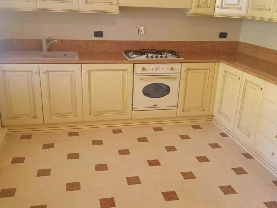 Immagine 65 di Pentalocale in vendita  in Strada Milius - Ronsaglia 14 a Moncalieri