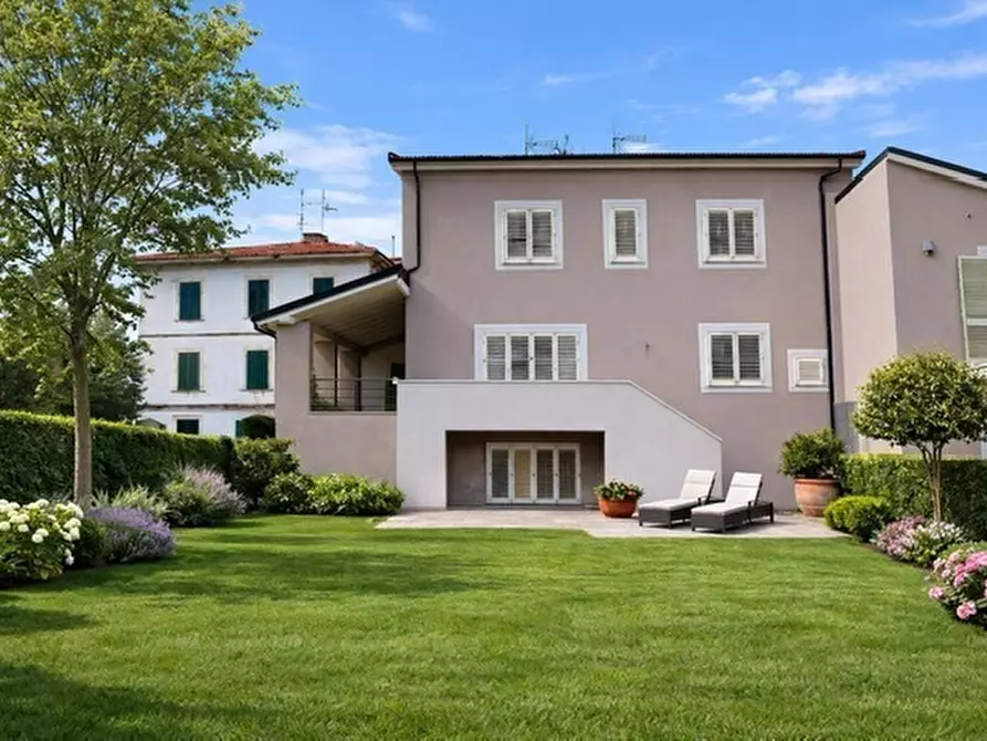 Immagine 1 di Villa in vendita  a Cascina