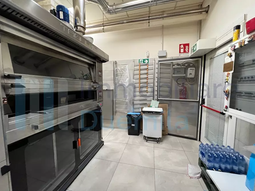 Immagine 15 di Attività artigianale in vendita  a Bologna