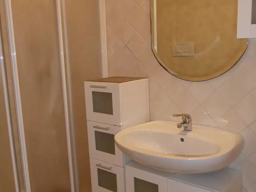 Immagine 11 di Bilocale in affitto  a Desenzano Del Garda