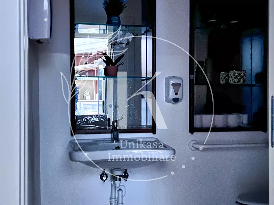 Immagine 10 di Locale commerciale in affitto  in corso italia a Savona