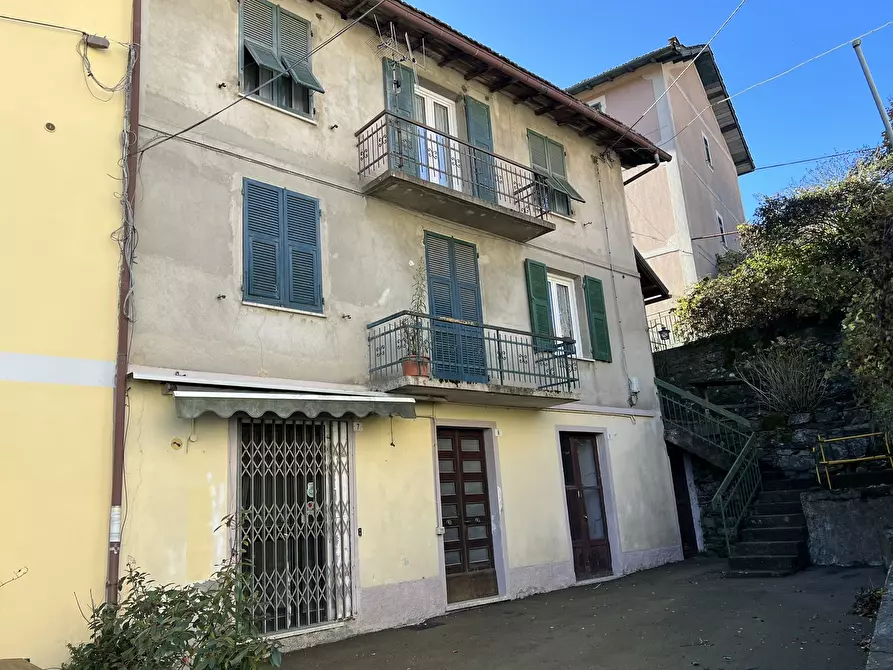 Immagine 1 di Locale commerciale in vendita  in piazza San Pietro 7 e 8 a Urbe