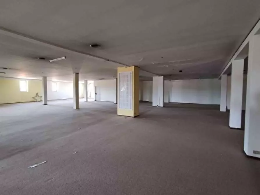 Immagine 8 di Showroom in vendita  in Corso Giuseppe Garibaldi 177 a Gattinara