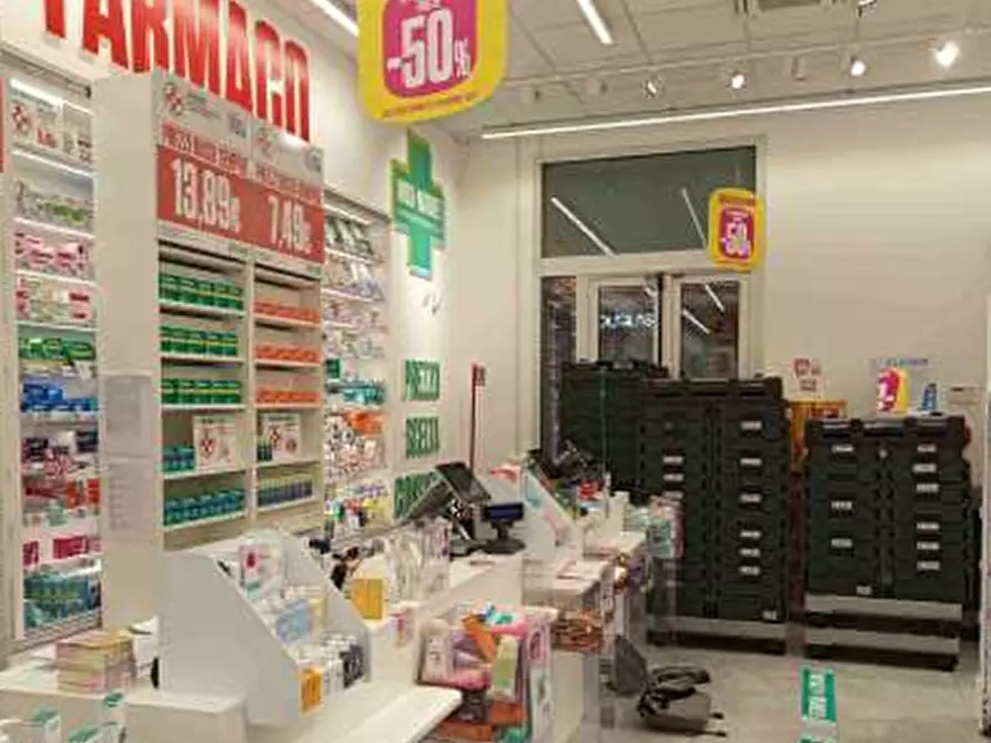 Immagine 7 di Showroom in vendita  in Via Sestri 63 a Genova