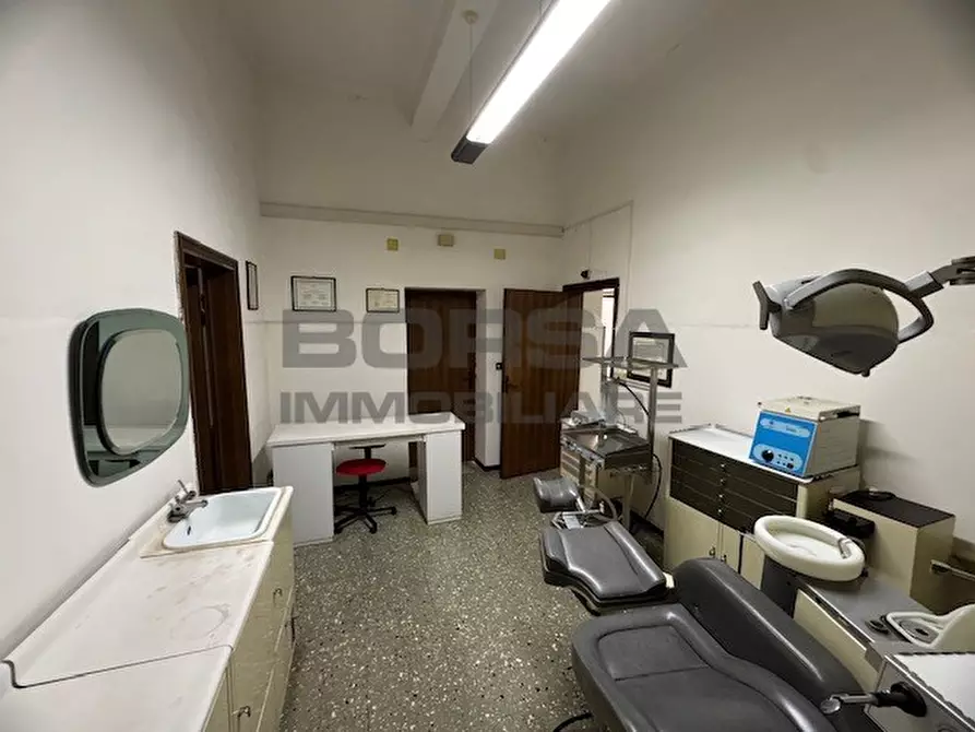 Immagine 17 di Ufficio in vendita  a Livorno