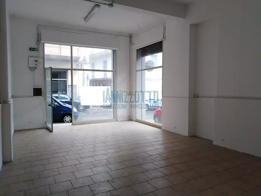 Immagine 1 di Locale commerciale in affitto  a Ragusa