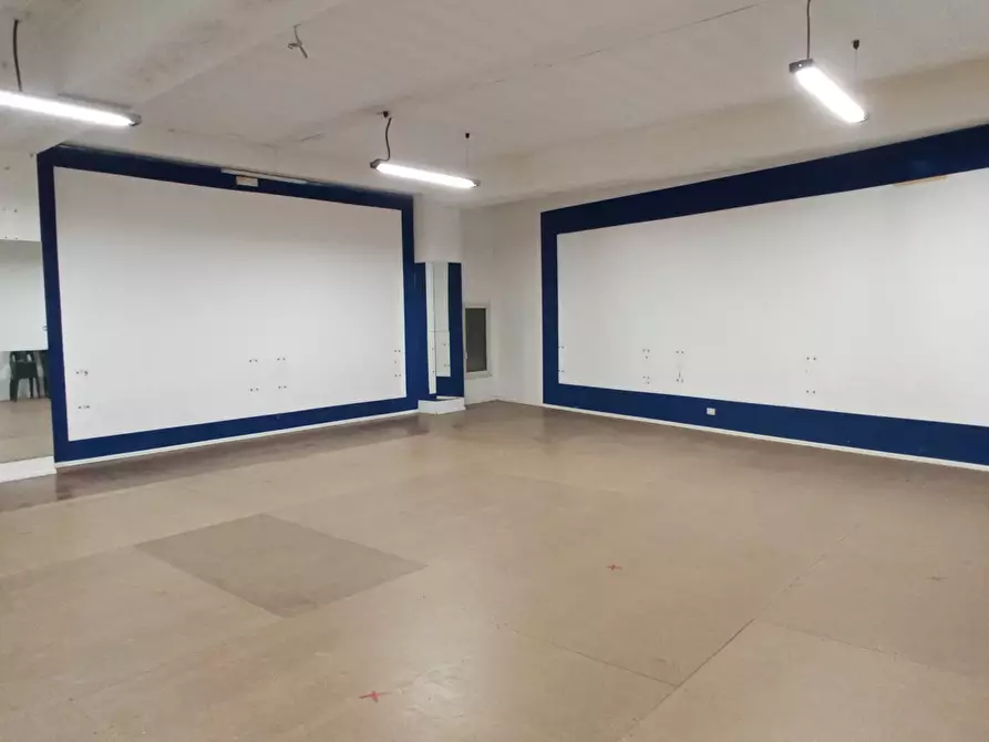 Immagine 8 di Showroom in vendita  a Ragusa