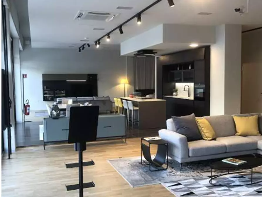 Immagine 2 di Showroom in vendita  a Forli'