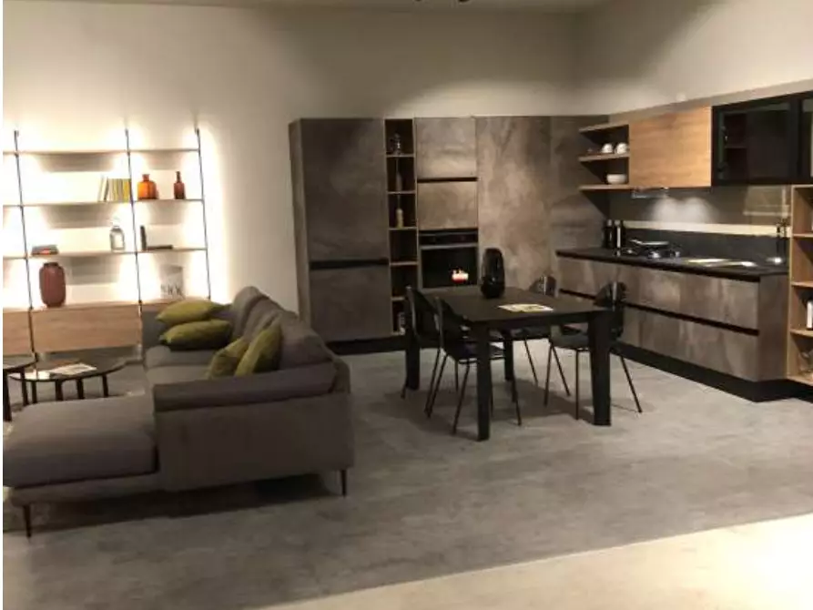 Immagine 3 di Showroom in vendita  a Forli'