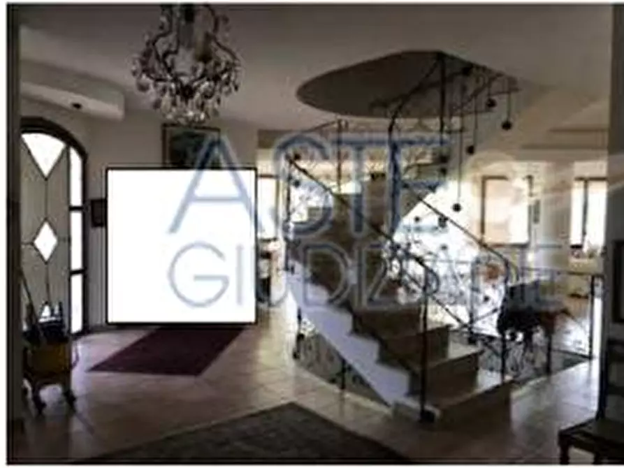 Immagine 1 di Villa in vendita  a Riccione