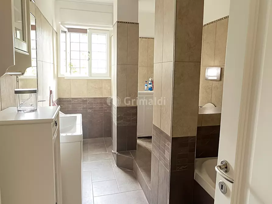 Immagine 10 di Trilocale in vendita  in Via Leonida Rech 58 a Roma